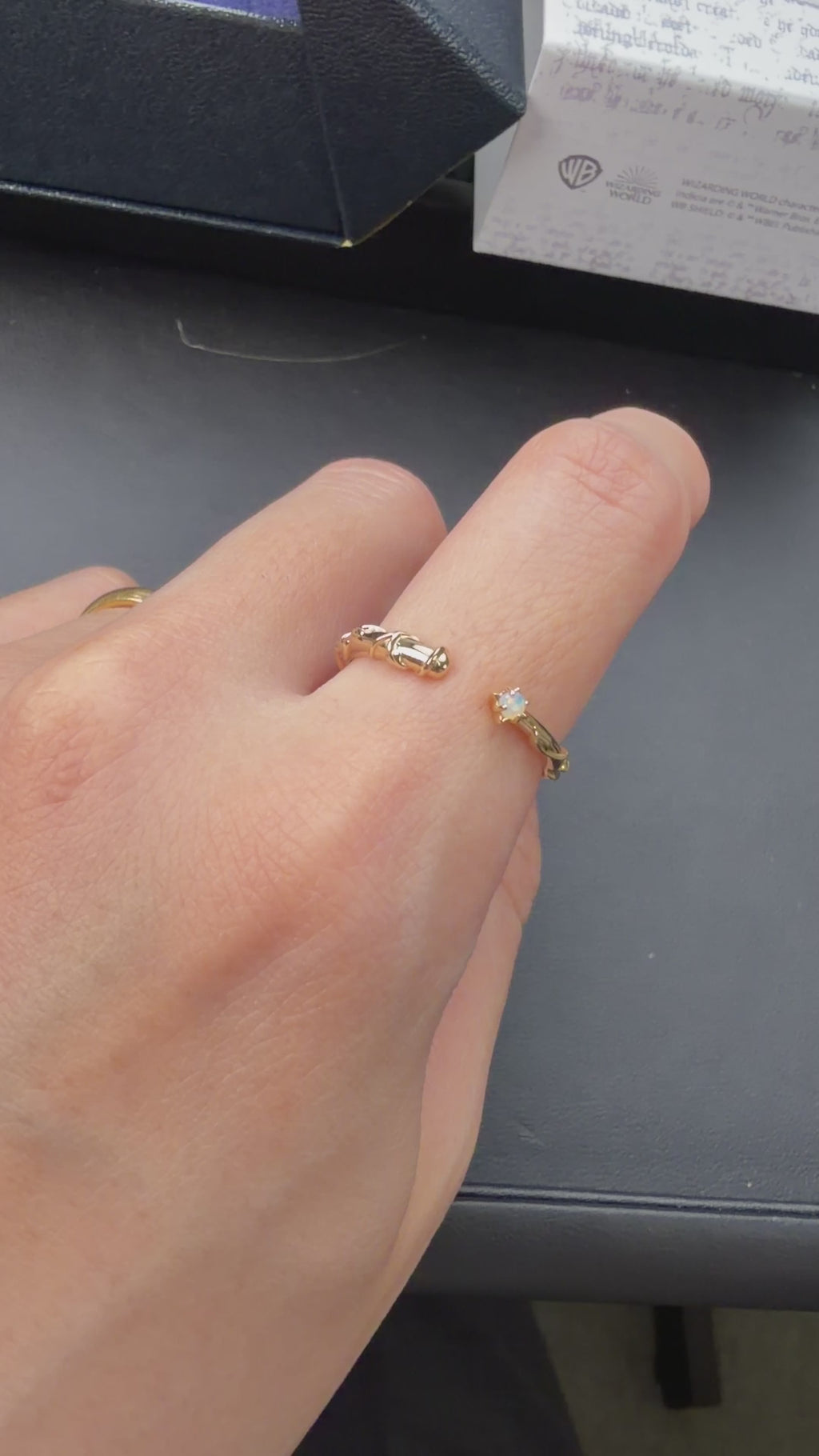 10K金、天然蛋白石 Opal Harry Potter × agete 聯名系列 開口戒指